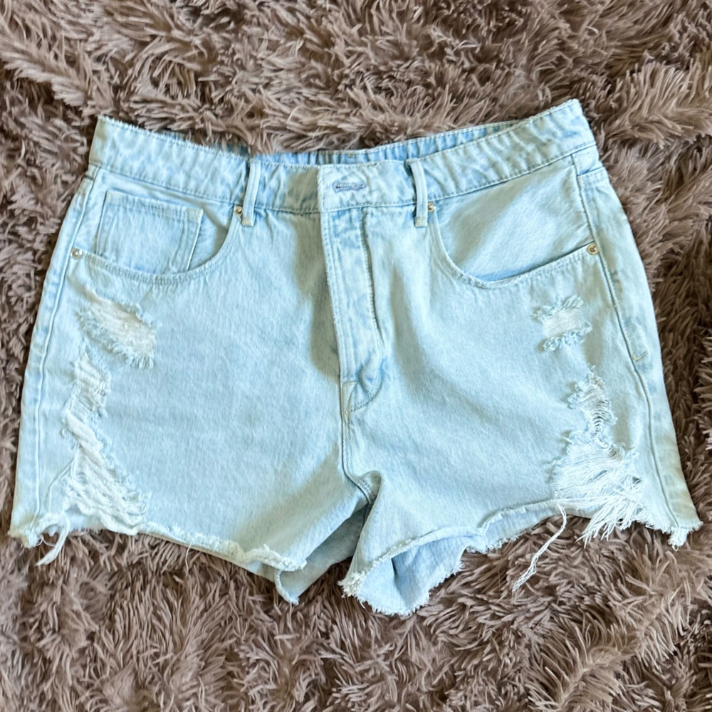Good American distressed light wash denim short